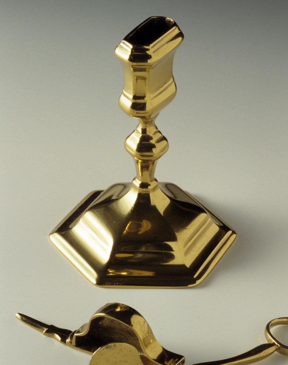 1964.0127 Snuffer stand studio