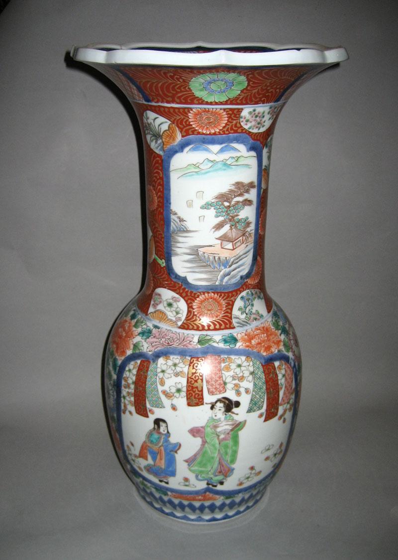 1964.0146.001 Porcelain Flower Container
