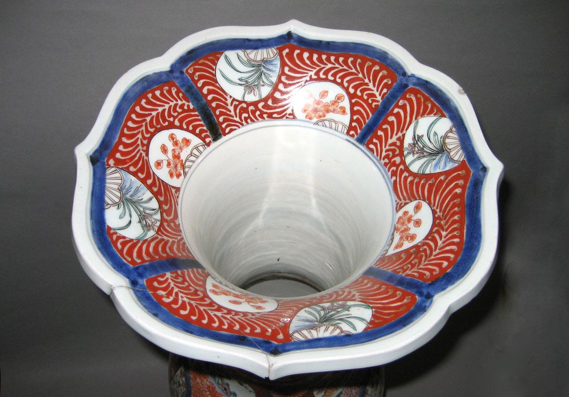 1964.0146.001 Porcelain Flower Container upper surface