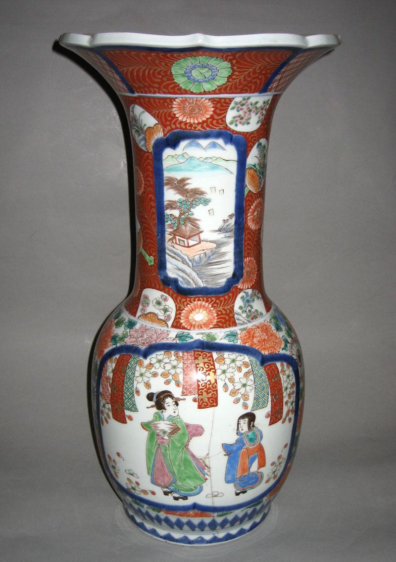 1964.0146.002 Porcelain Flower Container