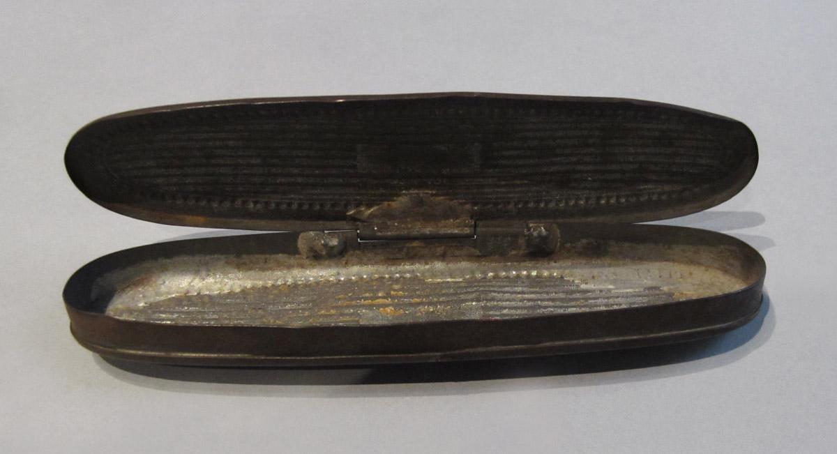 1964.0188 A Spectacles case, interior