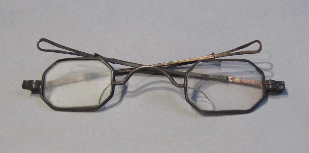 1964.0188 B Spectacles, upper surface