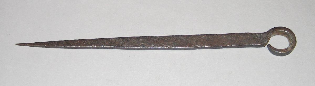 1952.0107 G Skewer