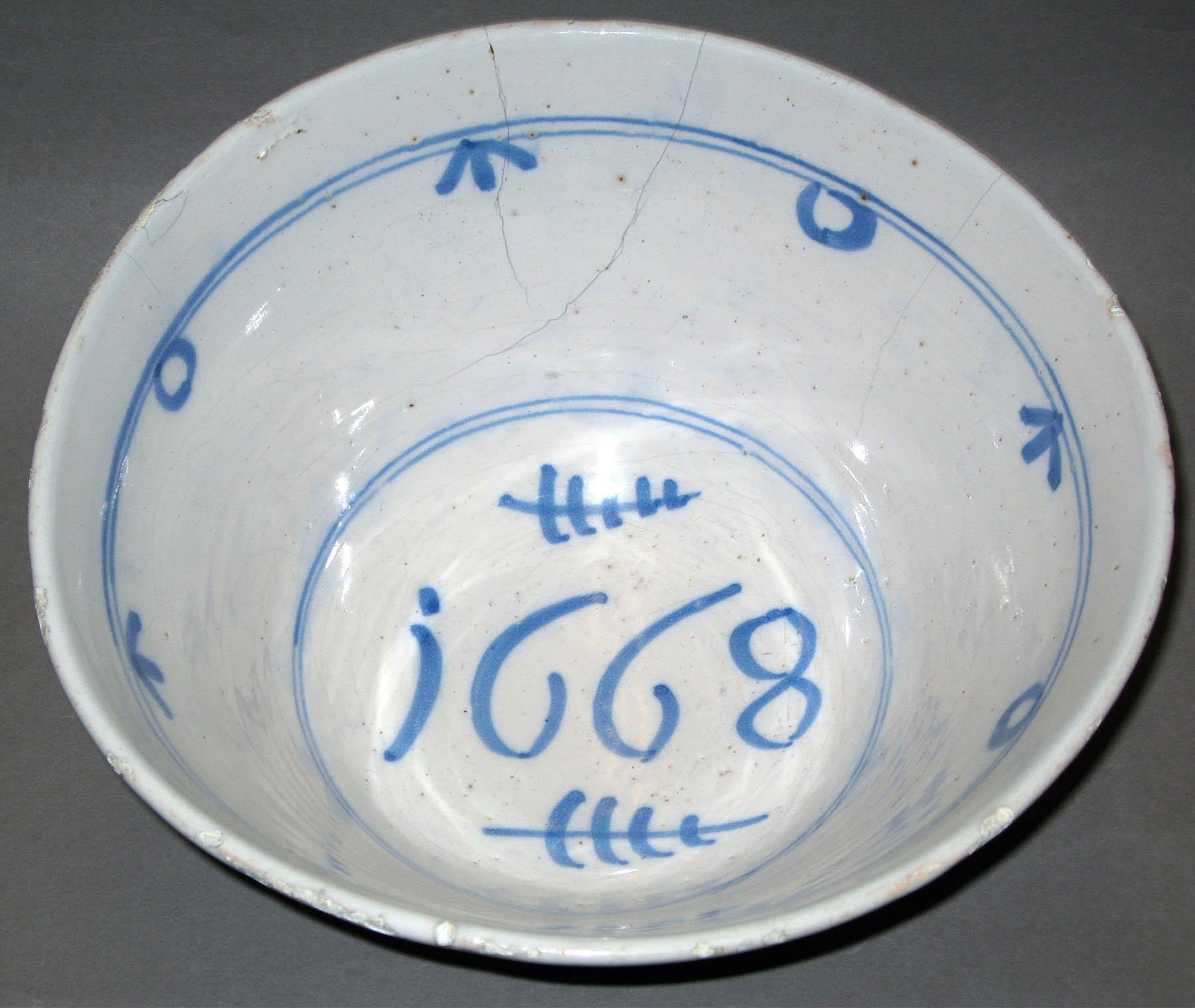 1964.0535 Earthenware bowl (interior)