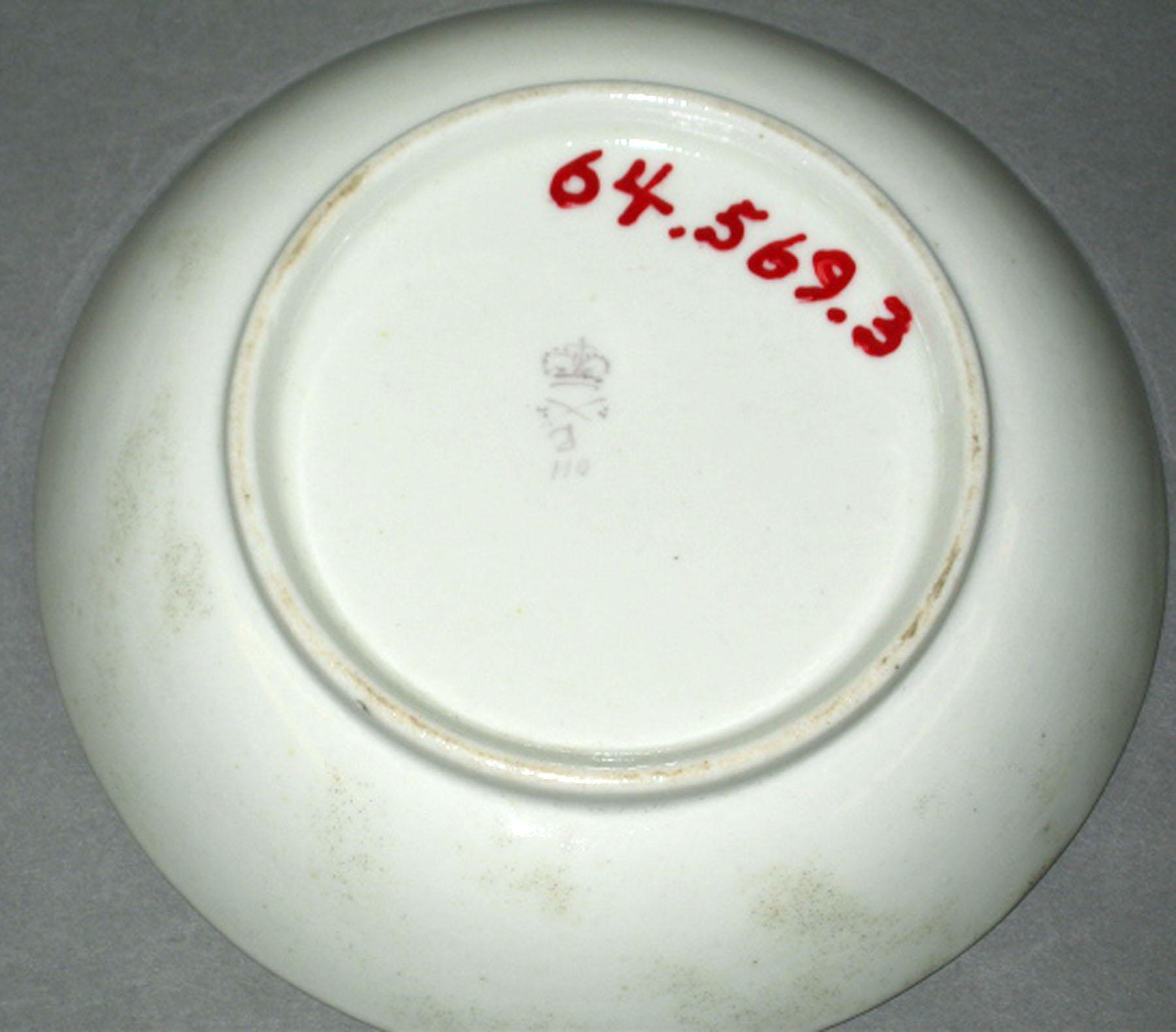 1964.0569.003 Derby porcelain saucer (mark)