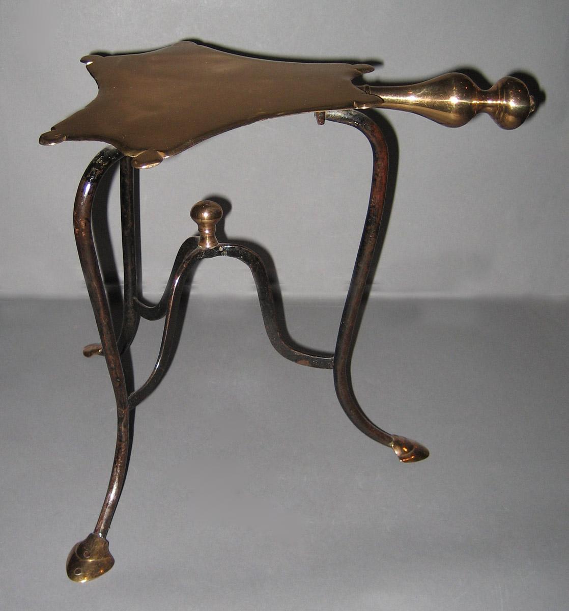 1952.0109 Trivet