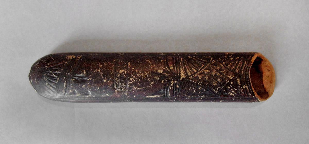 1964.0589 B Spectacles case, upper surface