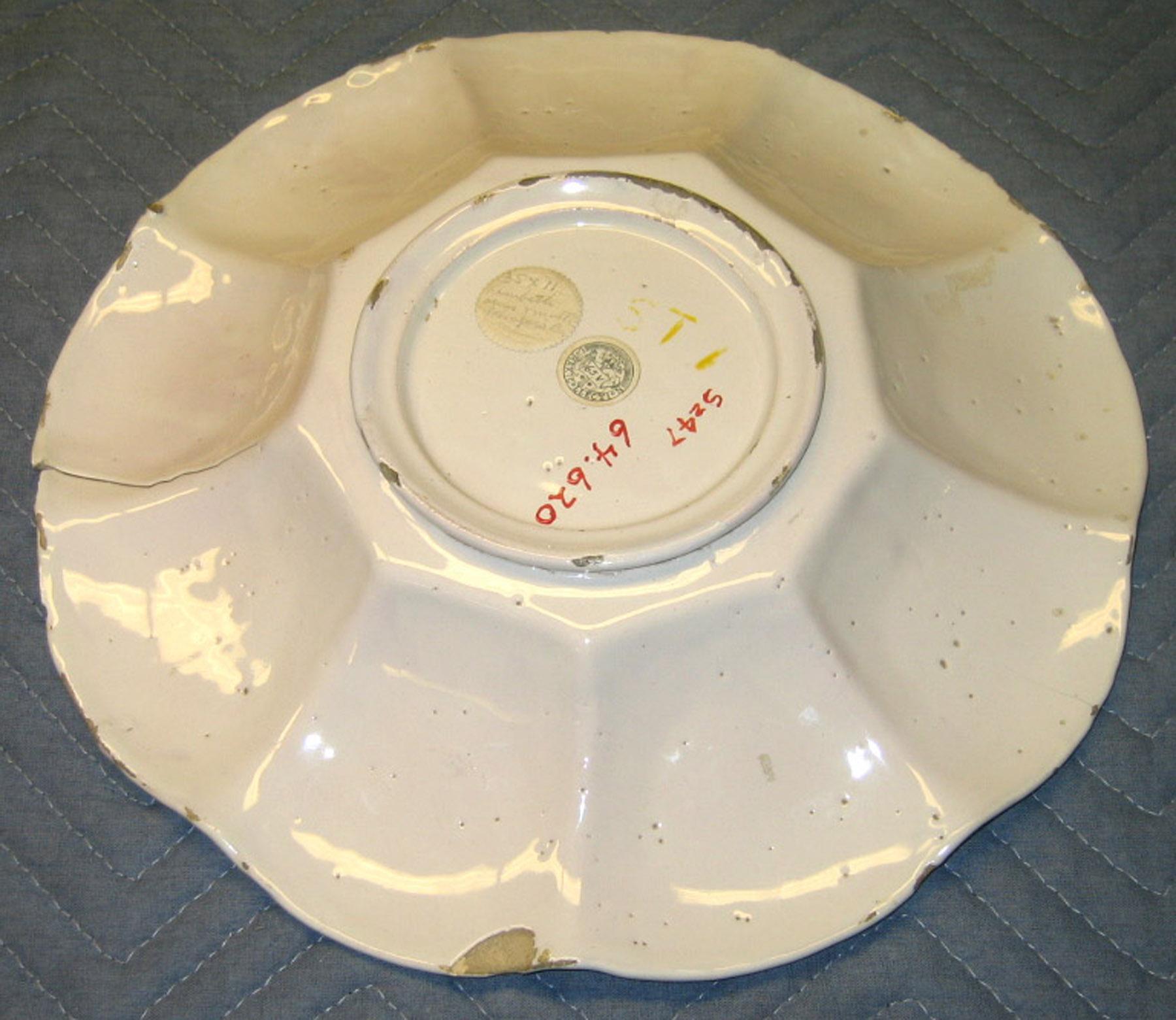 1964.0620 (faked) Delftware dish (back)