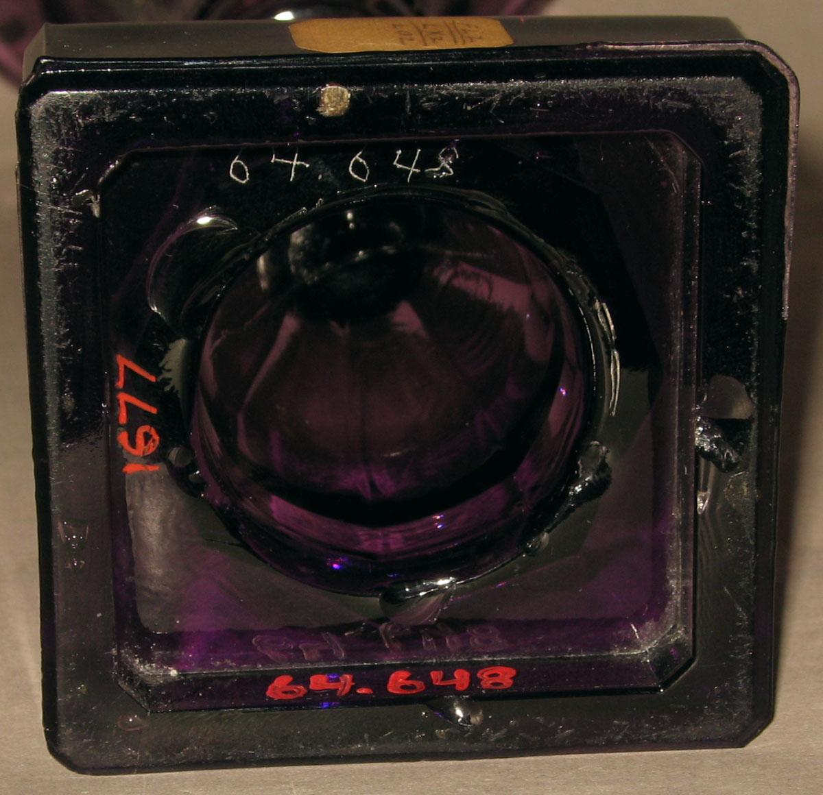 1964.0648 Glass vase (underside)