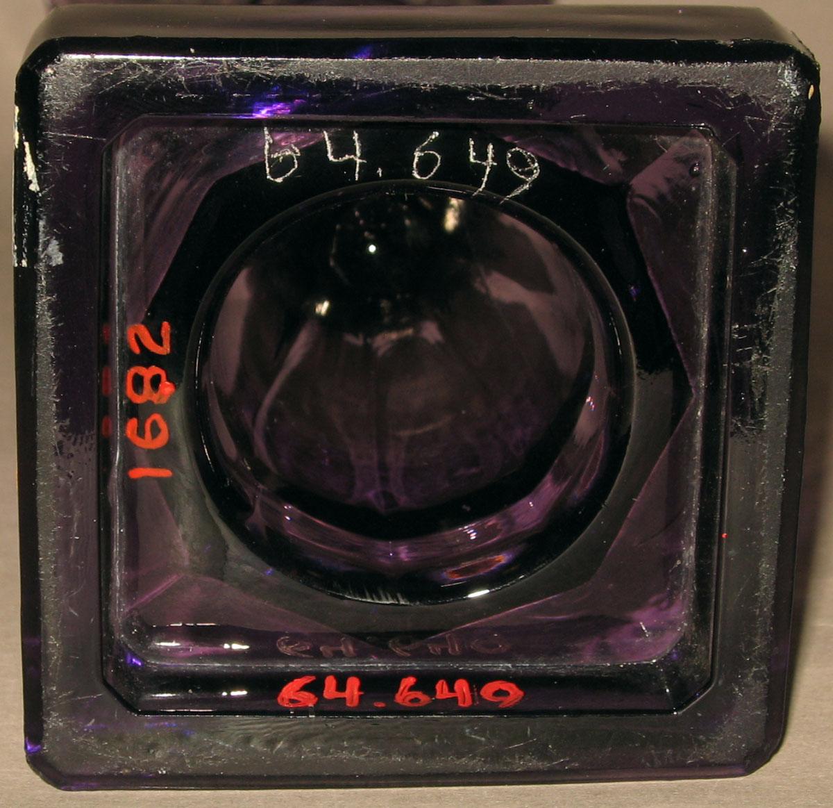 1964.0649 Glass vase (underside)