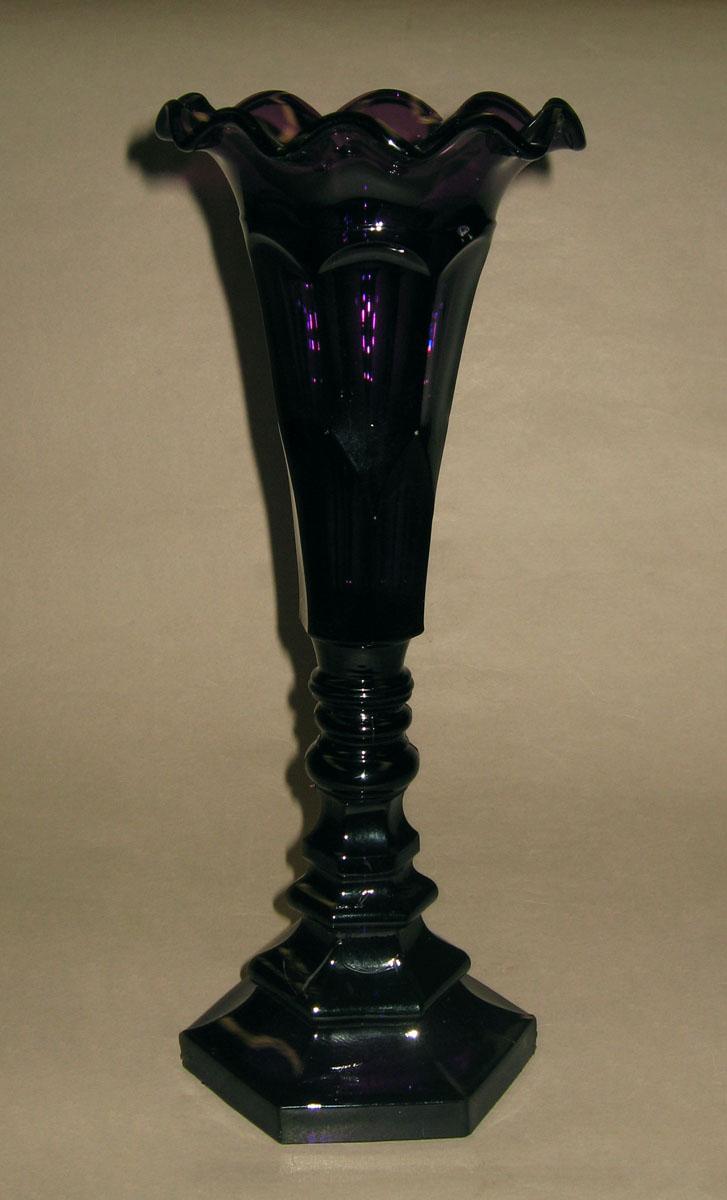 1964.0653.002 Glass vase