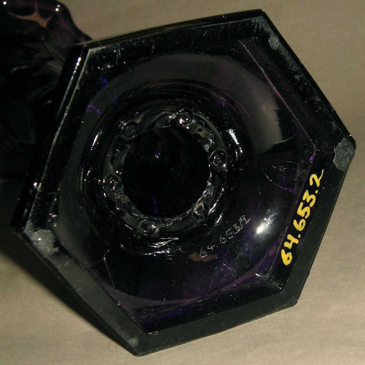 1964.0653.002 Glass vase (underside)