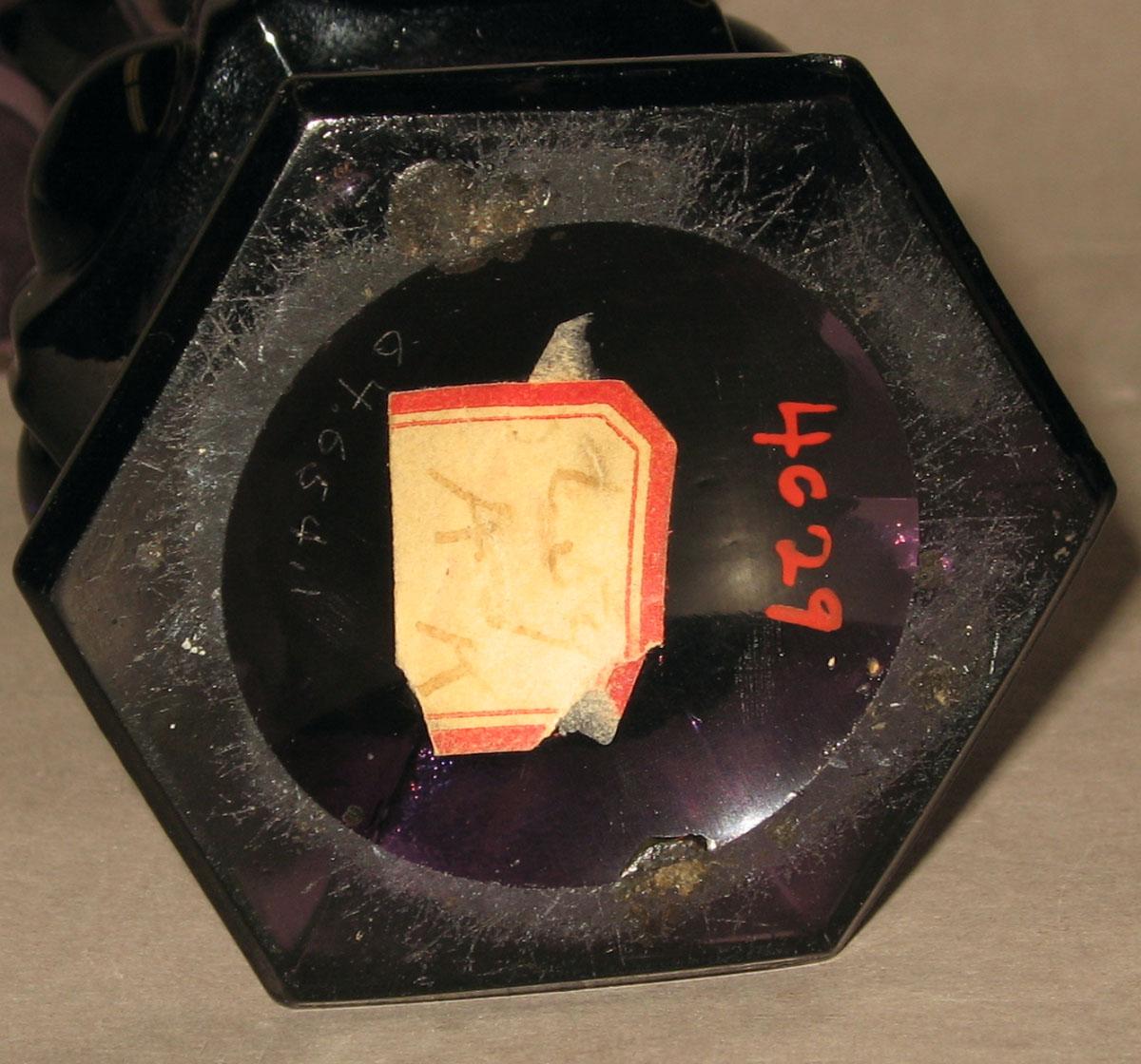 1964.0654.001 Glass vase (underside)