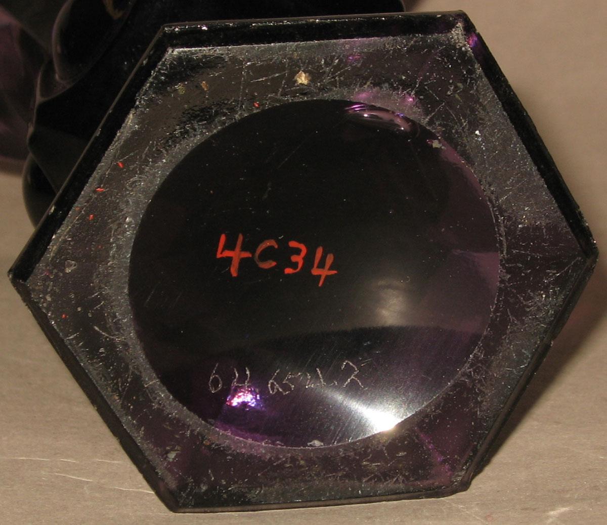 1964.0654.002 Glass vase (underside)