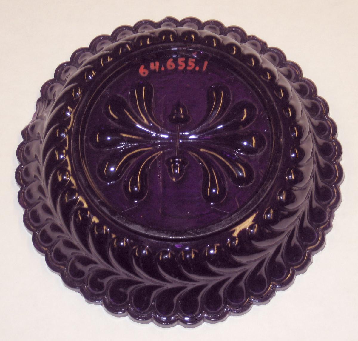 1964.0655.001 Glass sauce dish (side 2)