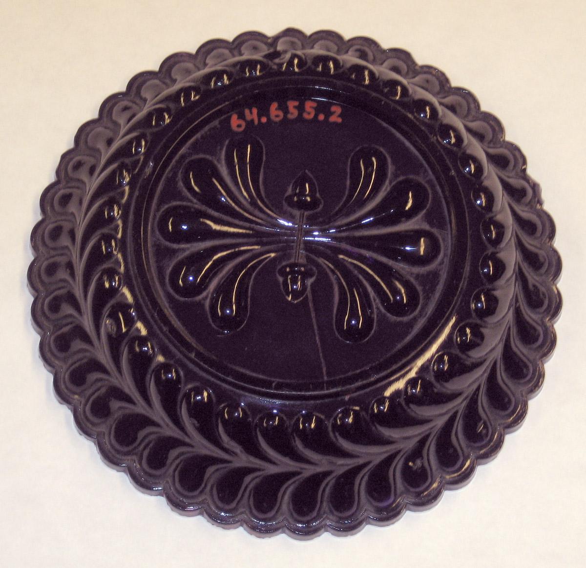 1964.0655.002 Glass sauce dish (back)