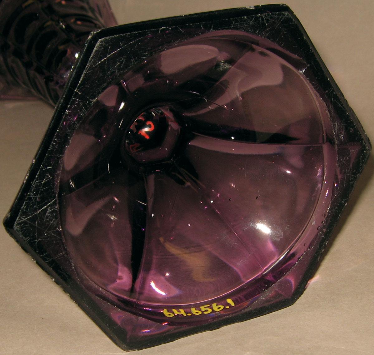 1964.0656.001 Glass vase (underside)