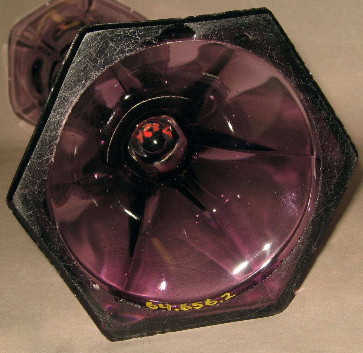 1964.0656.002 Glass vase (underside)