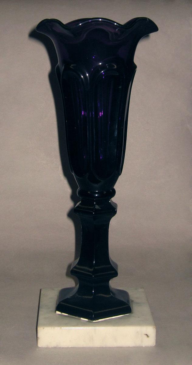 1964.0657.001 Glass vase