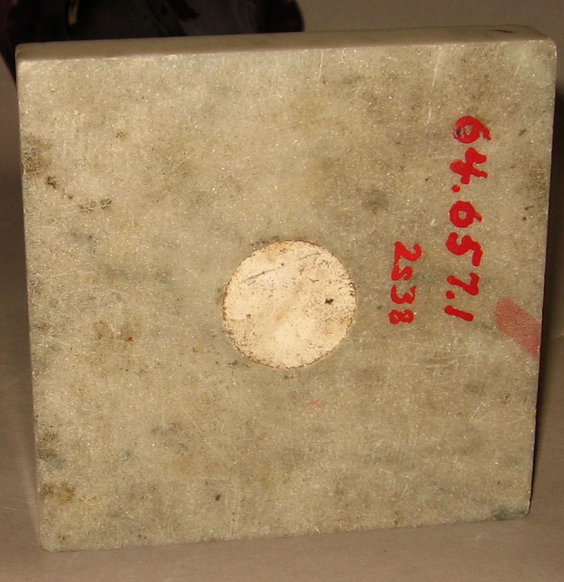 1964.0657.001 Glass vase (underside)