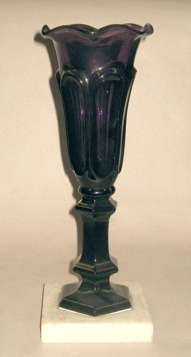 1964.0657.002 Glass vase