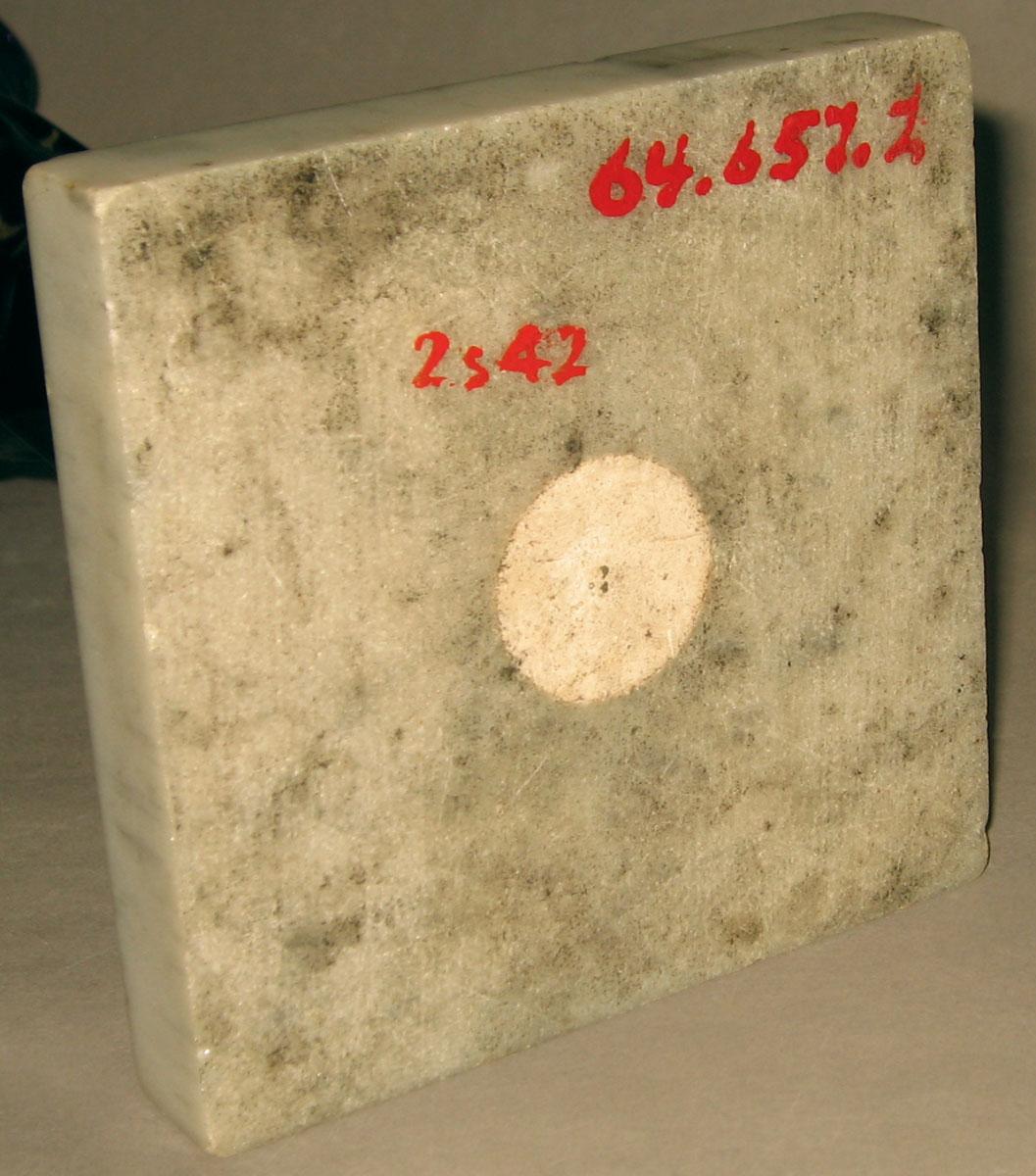 1964.0657.002 Glass vase (underside)