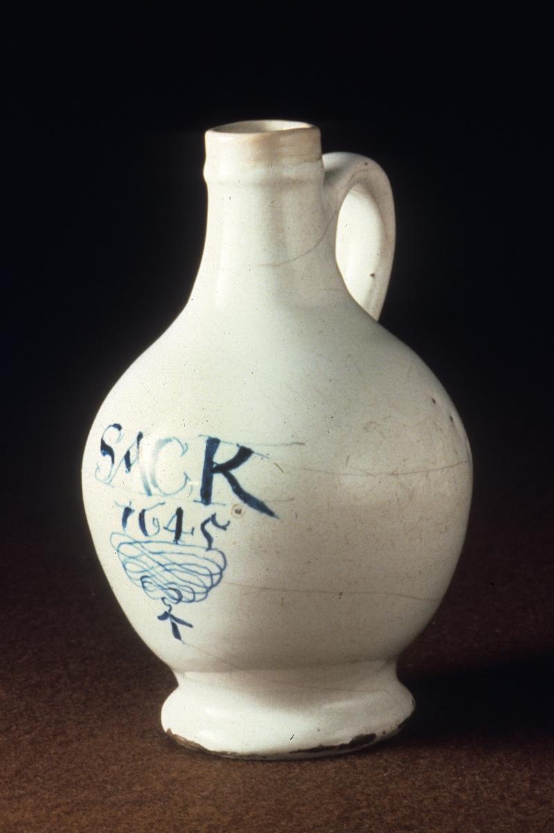 1964.0681 Delft jug  or bottle