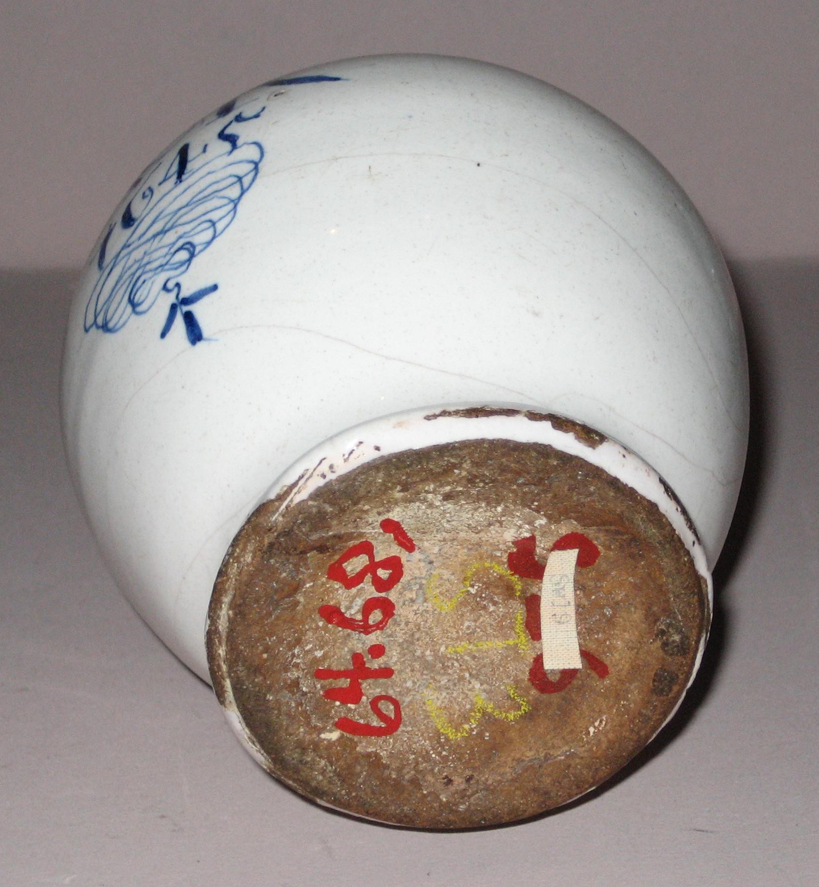 1964.0681 Delft jug  or bottle (bottom)