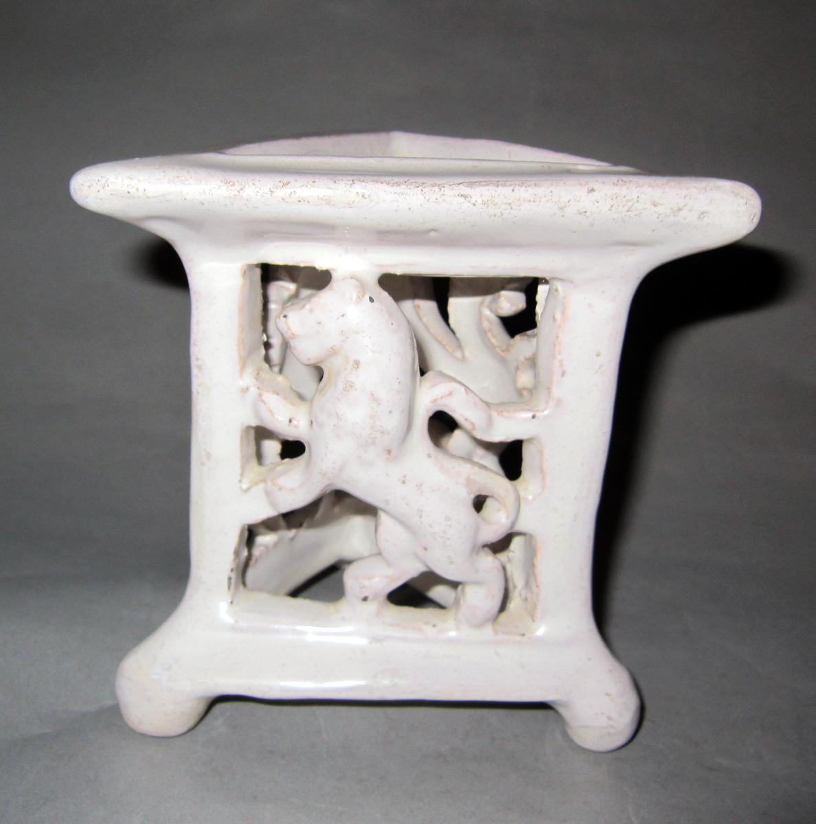 1964.0683 Delft salt face 3