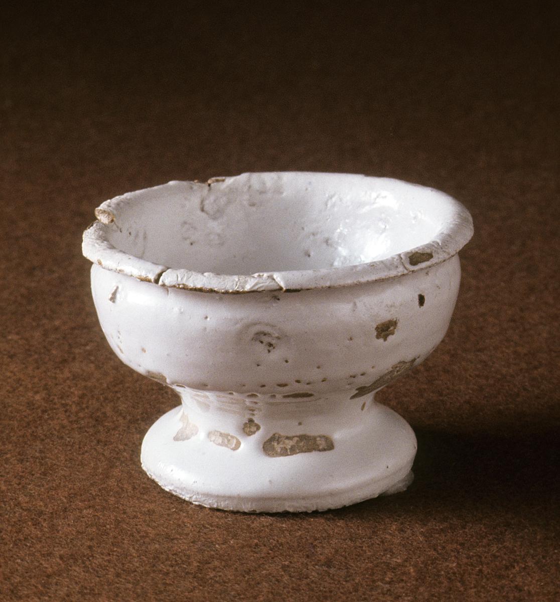 1964.0689 Delftware salt or ointment pot
