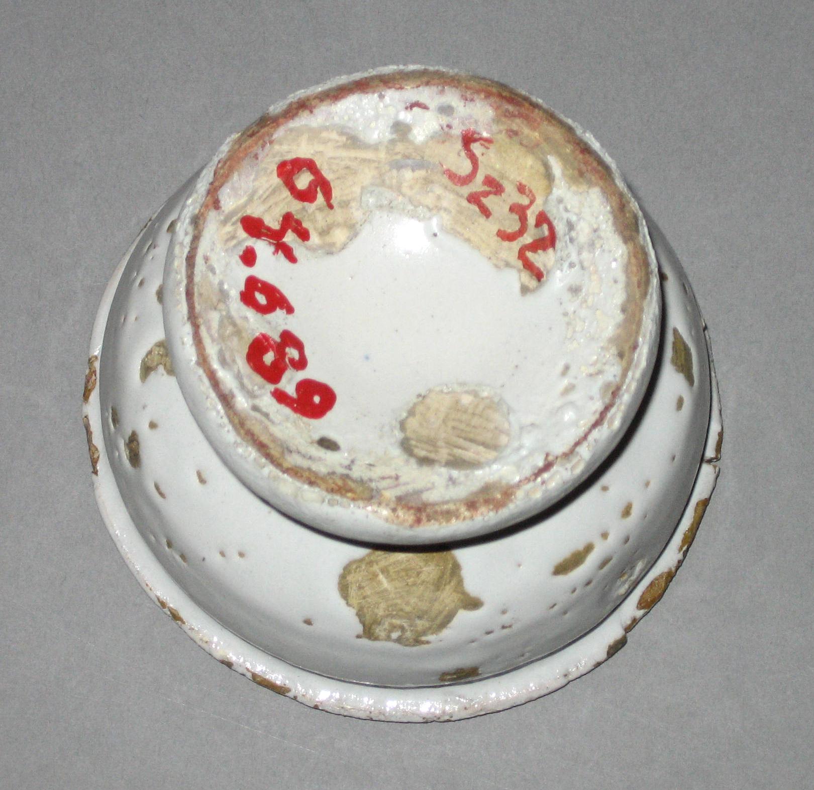 1964.0689 Delftware salt or ointment pot bottom