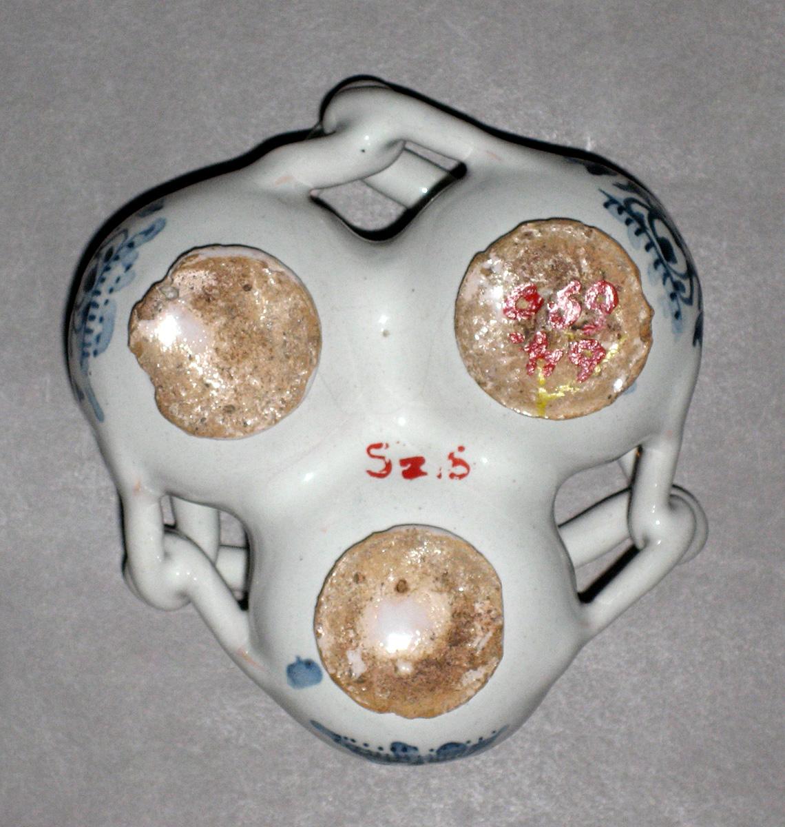 1964.0690 Delft fuddling cup (bottom)