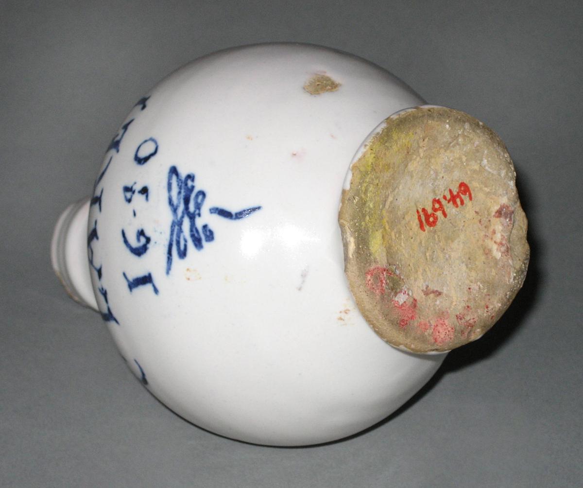 1964.0691 Delft wine bottle bottom