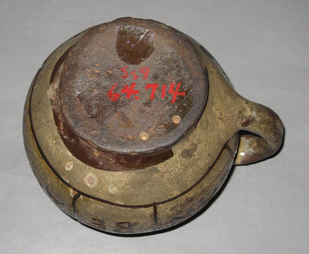 1964.0714 Slipware 1667 Honey pot (bottom)