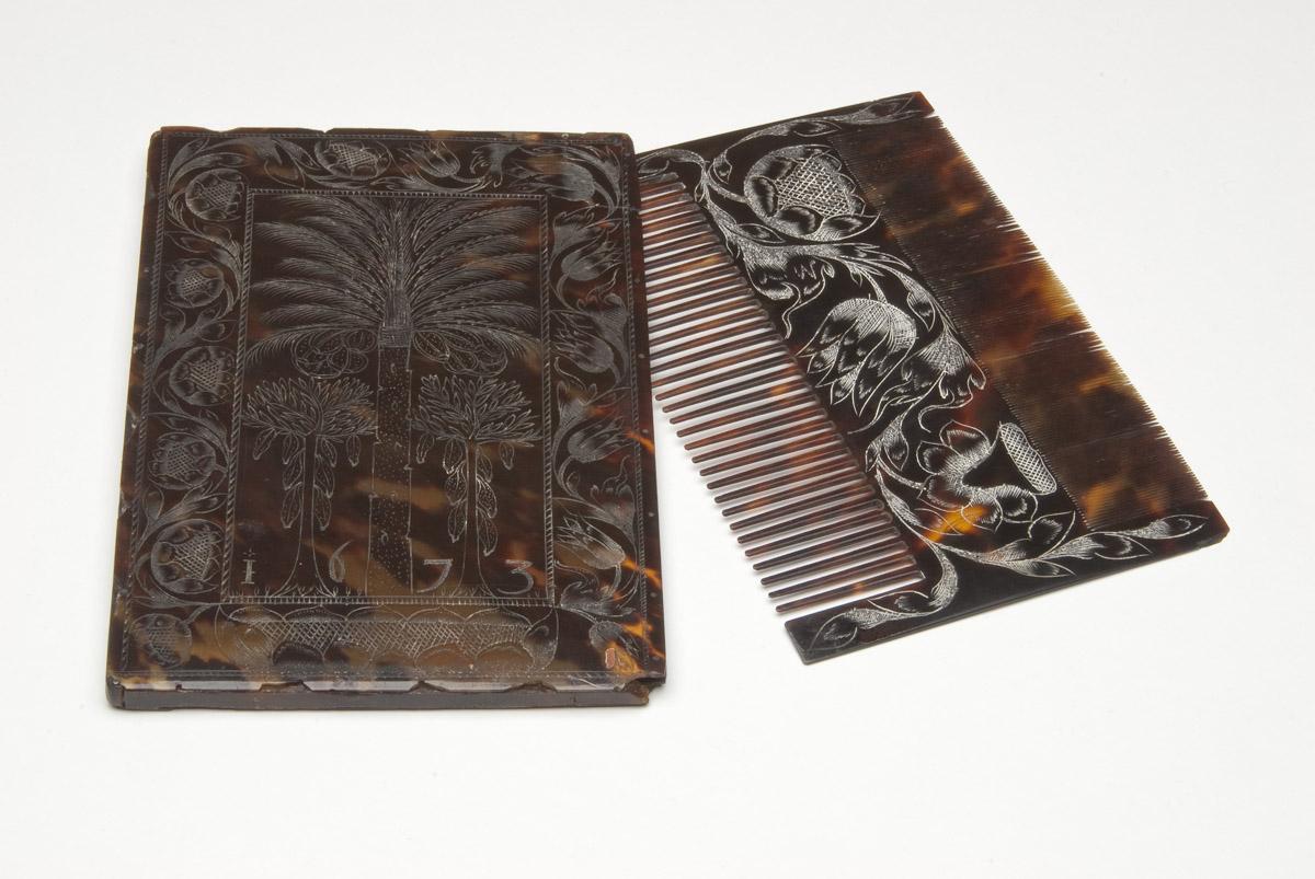1964.0743 A, B Comb and case (view 2)