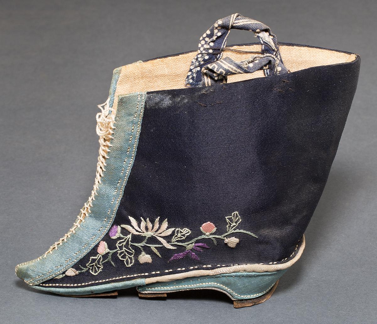 1964.0799 A Shoe