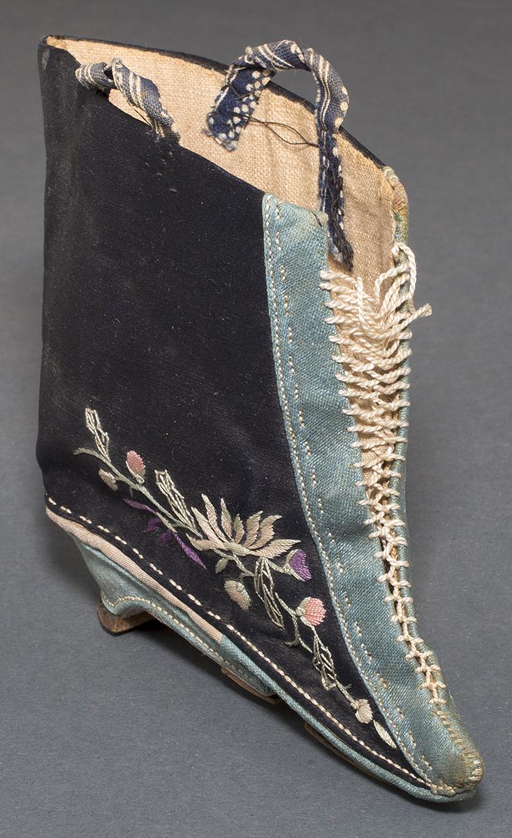 1964.0799 B Shoe, view 2
