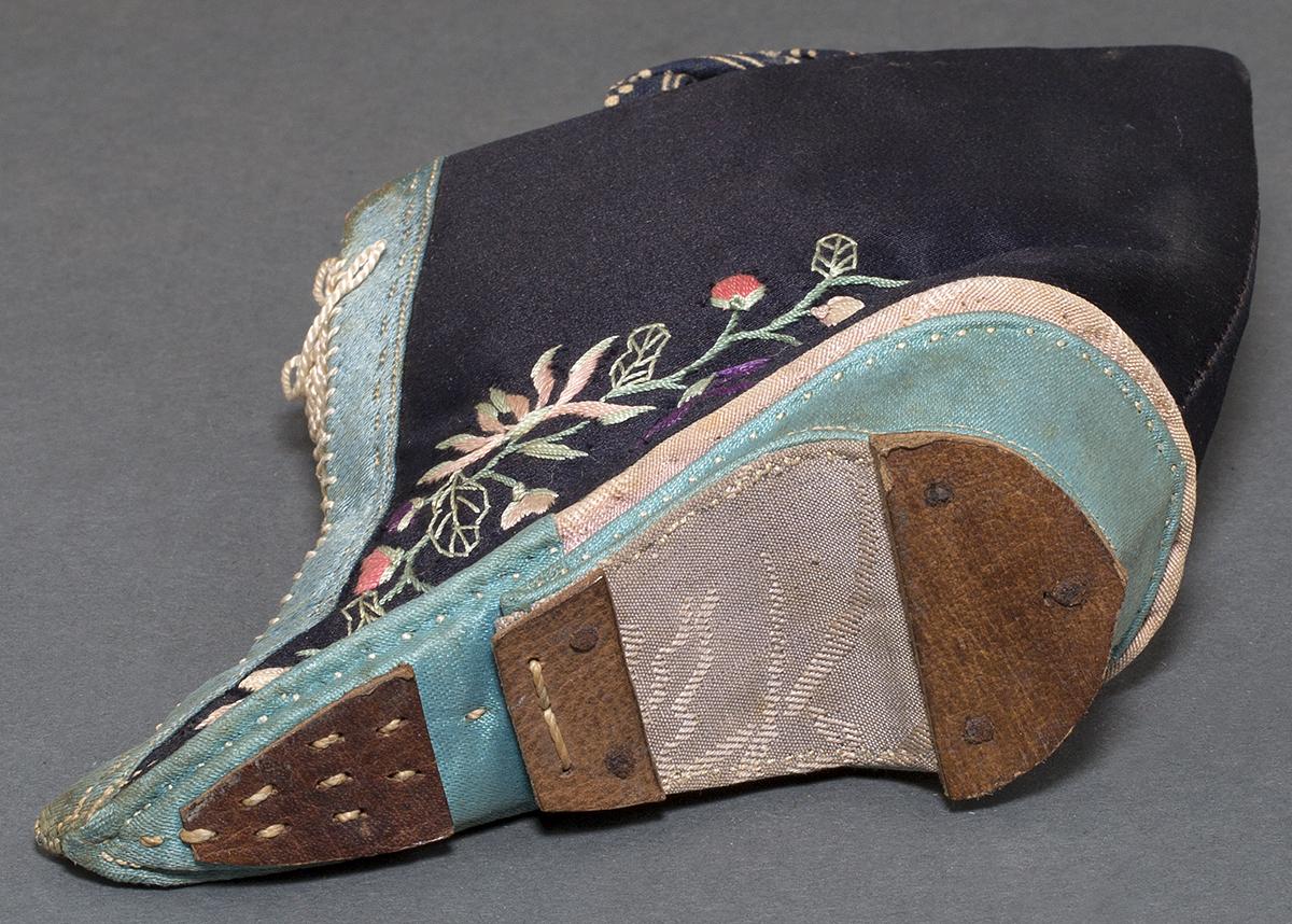1964.0799 B Shoe, view 3