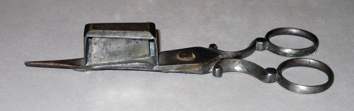1964.0861 Snuffer