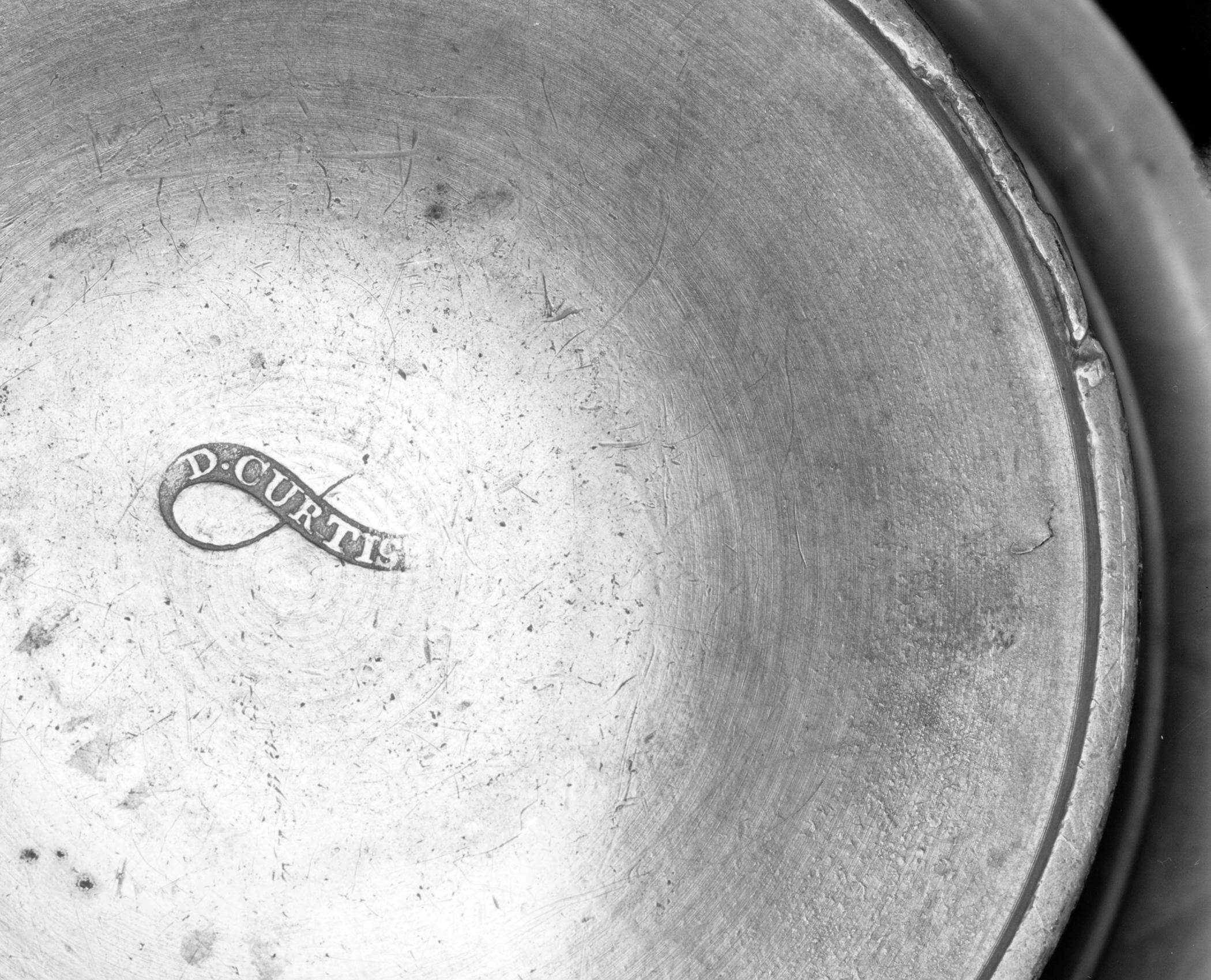 1952.0113 Pewter plate (mark)