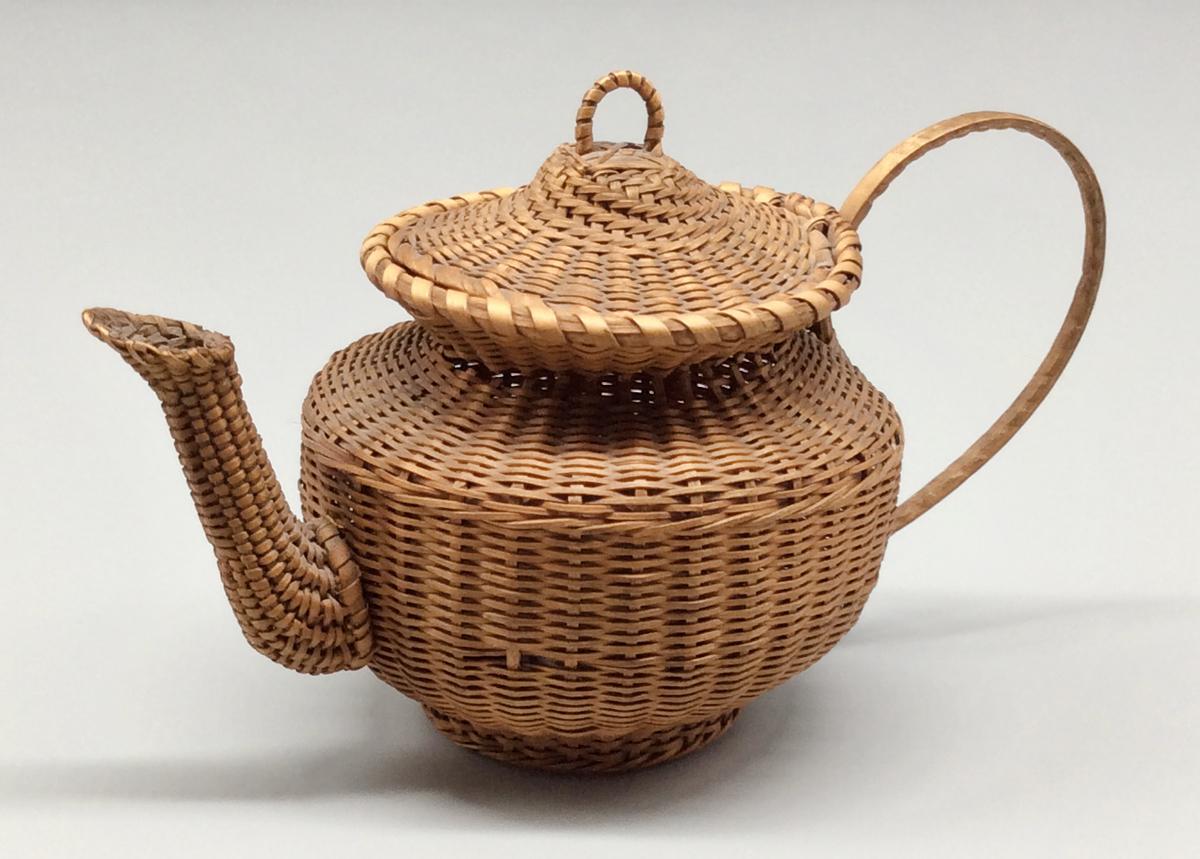 1964.0877.003 A B Teapot, view 1
