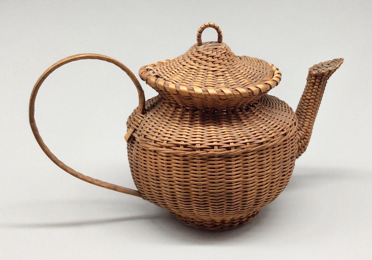 1964.0877.003 A B Teapot, view 2