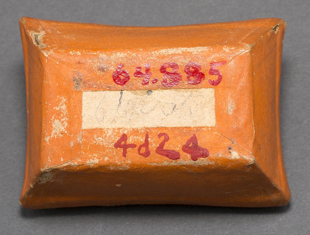 1964.0885 pincushion, bottom