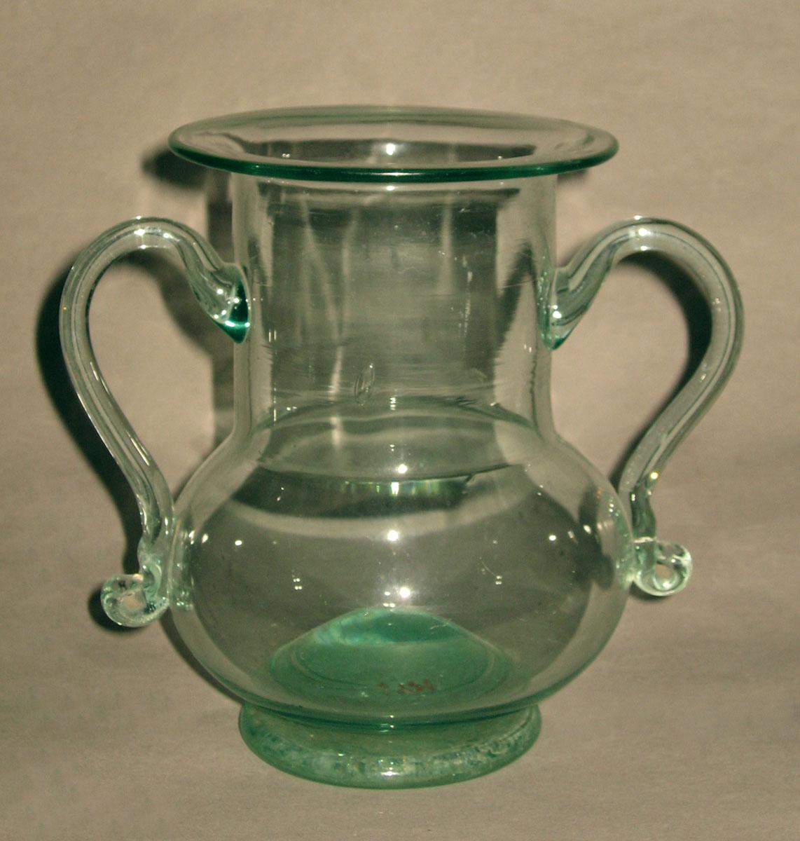 1964.0896 Glass vase