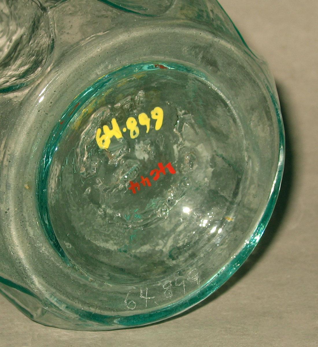 1964.0899 Glass tumbler (underside)