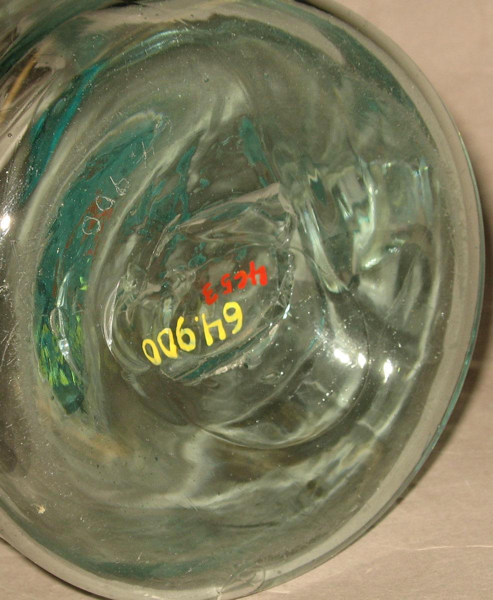 1964.0900 Glass mug (underside)