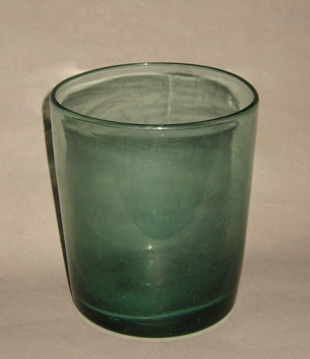 1964.0902 Green glass tumbler