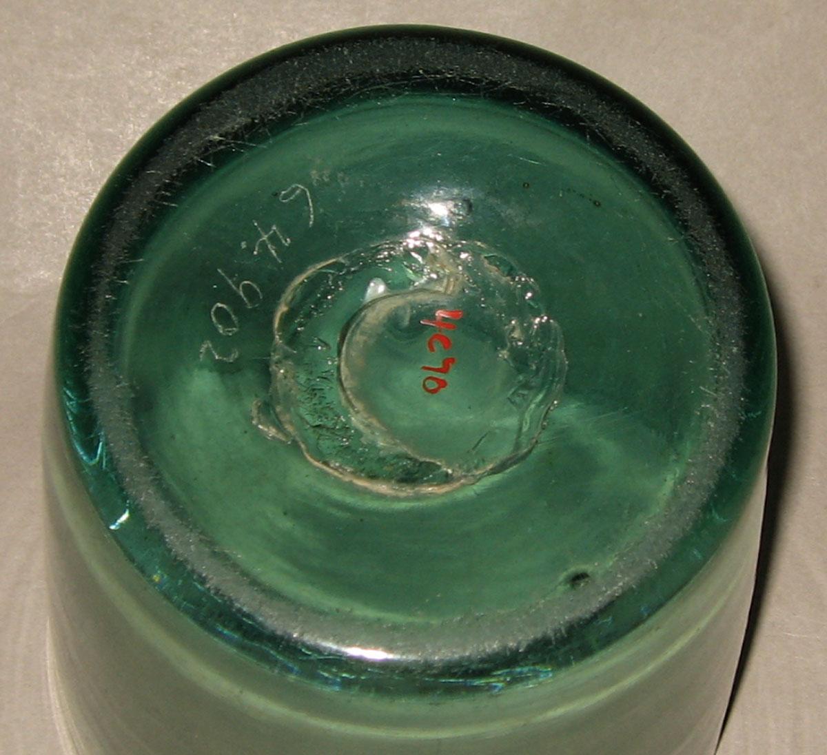 1964.0902 Green glass tumbler (underside)