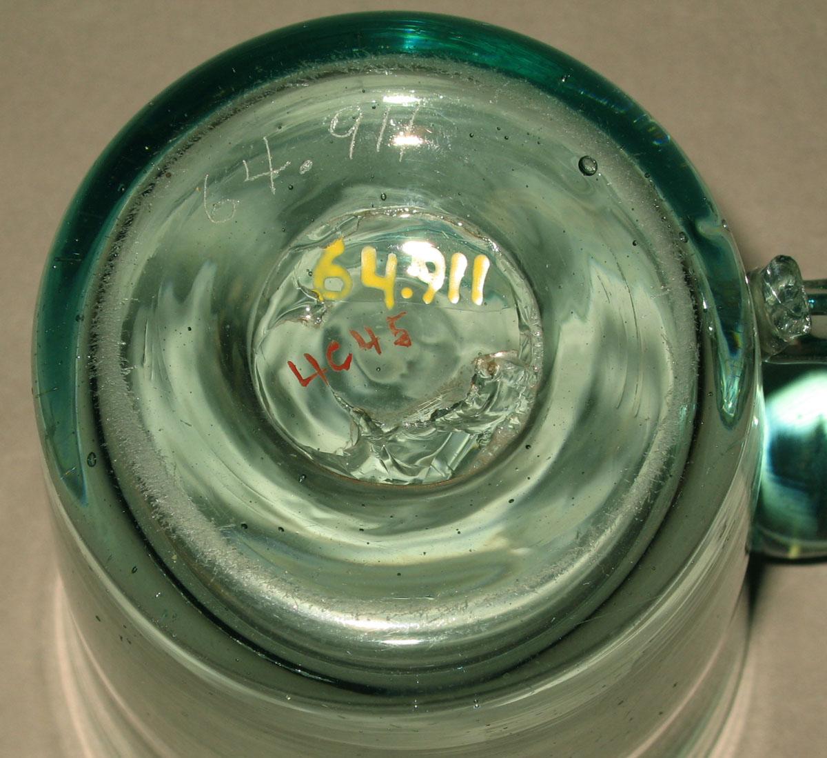 1964.0911 Free-blown glass mug (underside)