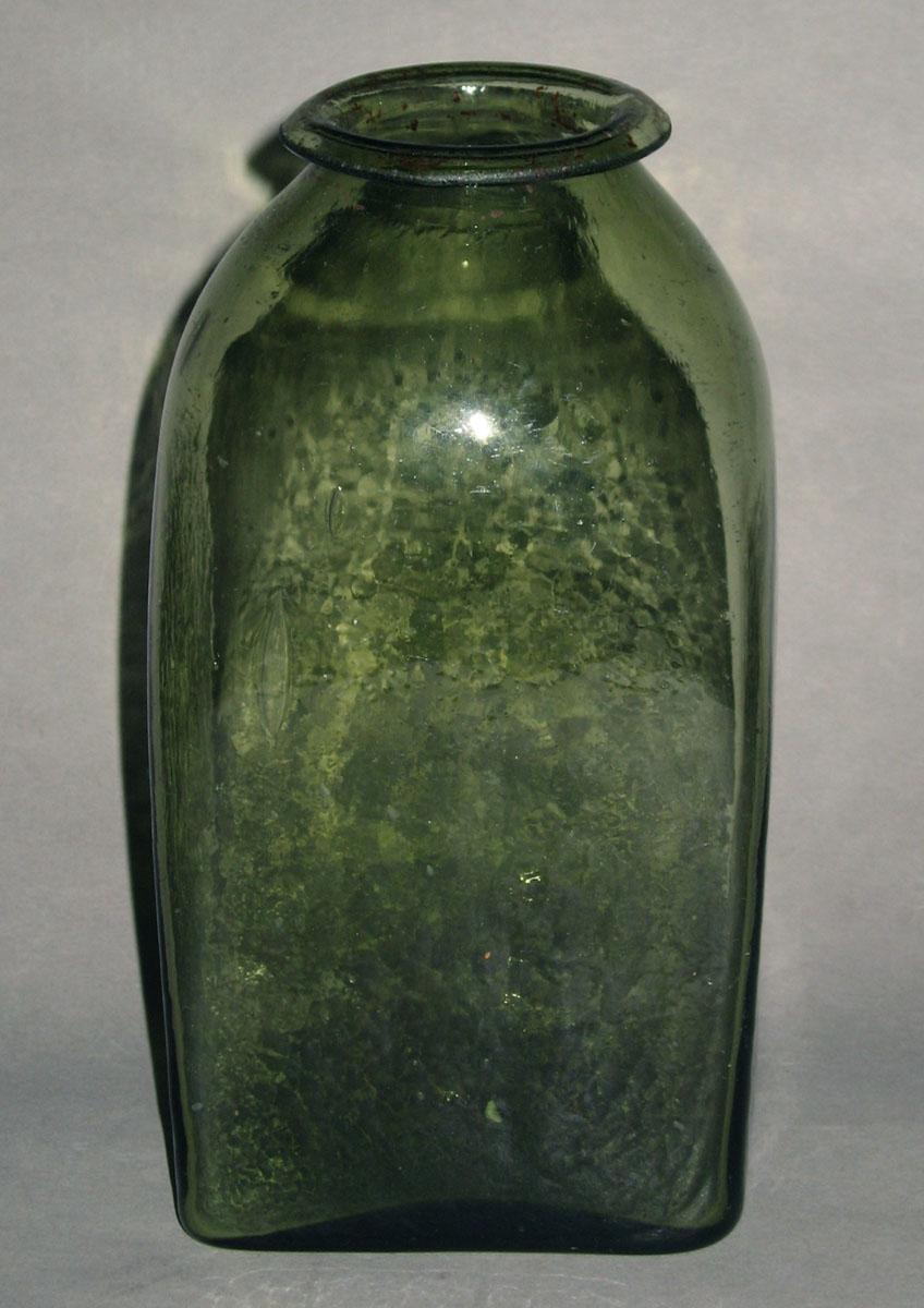 1964.0913 Green glass bottle